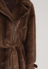 Born2be - Brązowy Futrzany Płaszcz z Wiązanym Paskiem i Ozdobnymi Sprzączkami Felryna. Okazja: na co dzień. Kolor: brązowy. Materiał: futro. Styl: klasyczny, casual, elegancki #4