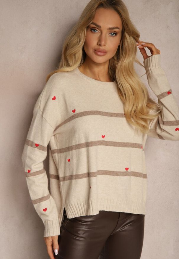 Renee - Beżowy Sweter w Paski Ozdobiony Haftowanymi Sercami Nerissea. Okazja: na co dzień. Kolor: beżowy. Wzór: aplikacja, paski, haft. Styl: klasyczny, casual