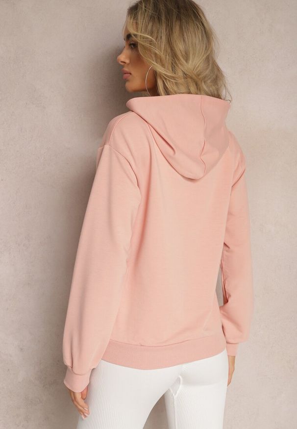Renee - Różowa Bluza z Ozdobnym Napisem i Kapturem Arseia. Okazja: na co dzień. Typ kołnierza: kaptur. Kolor: różowy. Materiał: jeans. Wzór: napisy. Styl: casual