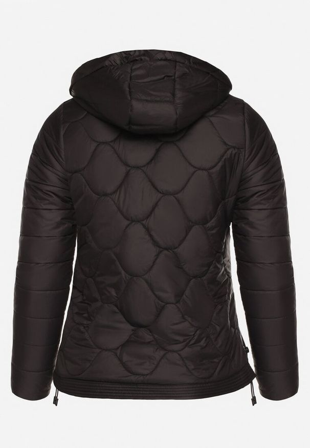 Born2be - Czarna Kurtka Pikowana Przeciwwiatrowa z Odpinanym Kapturem Wlerra. Kolekcja: plus size. Kolor: czarny