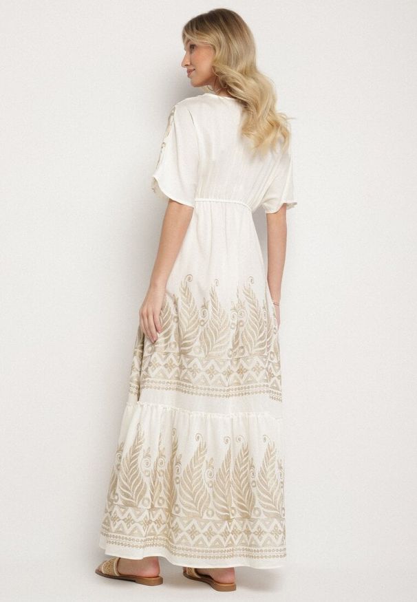 Born2be - Biała Kopertowa Sukienka z Wiskozy Ozdobiona Frędzlami Redare. Okazja: na co dzień. Typ kołnierza: dekolt w serek. Kolor: biały. Materiał: wiskoza. Wzór: aplikacja. Typ sukienki: kopertowe. Styl: boho, casual, klasyczny