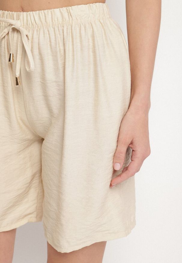 Born2be - Beżowe Szorty Ozdobione Sznurkiem Lunareina. Okazja: na co dzień. Kolor: beżowy. Wzór: aplikacja. Sezon: lato. Styl: casual