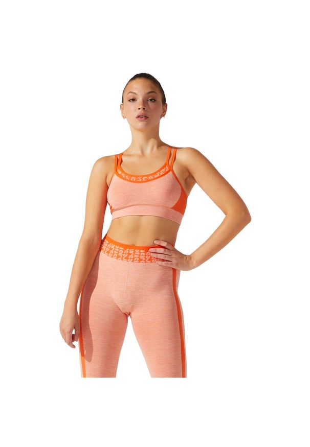 Biustonosz sportowy damski Asics Cropped Logo Seamless Bra. Kolor: pomarańczowy. Materiał: nylon, elastan, poliester. Sport: fitness