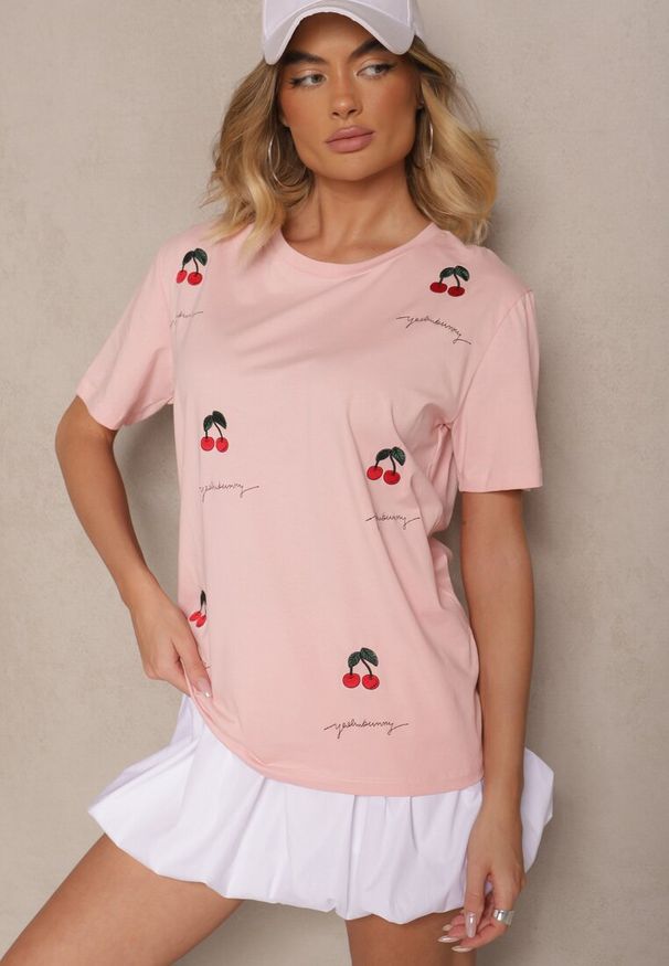 Renee - Różowy T-shirt z Bawełny z Haftowanymi Detalami w Wiśnie Nevianeva. Okazja: na co dzień, do pracy. Kolor: różowy. Materiał: bawełna. Wzór: haft. Styl: elegancki, casual