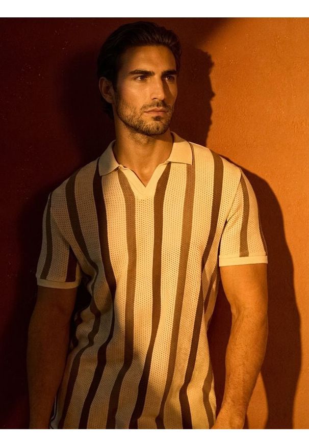 Sinsay - Bawełniana koszulka polo w paski - kremowy. Typ kołnierza: polo. Kolor: kremowy. Materiał: bawełna. Wzór: paski