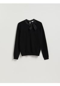 Reserved - Sweter z ozdobną kokardą - czarny. Typ kołnierza: kokarda. Kolor: czarny. Materiał: dzianina, wiskoza