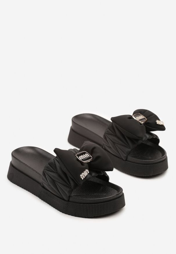 Born2be - Czarne Klapki na Grubej Podeszwie Zdobione Aplikacją z Kokardą Ulosiwena. Kolor: czarny. Materiał: jeans. Wzór: aplikacja. Sezon: lato. Styl: elegancki, klasyczny