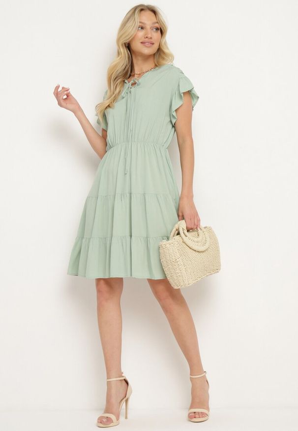 Born2be - Miętowa Sukienka z Gumką w Pasie Ozdobiona Falbanką i Wiązana Materiałowym Paskiem Tiamalou. Typ kołnierza: dekolt w łódkę. Kolor: miętowy. Materiał: materiał. Długość rękawa: krótki rękaw. Wzór: aplikacja