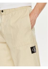 Calvin Klein Jeans Spodnie materiałowe J30J325126 Zielony Regular Fit. Kolor: zielony. Materiał: bawełna
