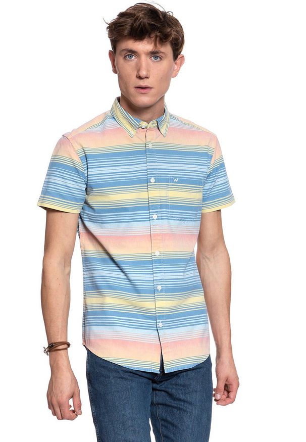 Wrangler - KOSZULA MĘSKA KRÓTKI RĘKAW WRANGLER SS 1 PKT BUTTON DOWN LIGHT INDIGO W5J21GX4E 112130173. Typ kołnierza: button down. Długość rękawa: krótki rękaw. Długość: krótkie