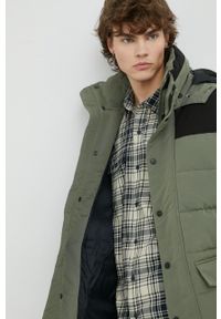 Wrangler - WRANGLER BODYGUARD MĘSKA KURTKA ZIMOWA DUSTY OLIVE W4B2WWX45 112319961. Okazja: na spacer, na spotkanie biznesowe, na co dzień. Materiał: poliester, jeans, puch, wełna. Długość rękawa: długi rękaw. Długość: długie. Wzór: moro. Sezon: zima. Styl: biznesowy, klasyczny, elegancki, casual, militarny #4