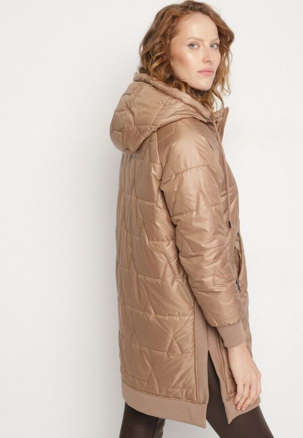 Born2be - Jasnobrązowa Pikowana Kurtka Przejściowa z Kapturem i Ściągaczami Fesarena. Okazja: na co dzień. Typ kołnierza: kaptur. Kolor: brązowy. Materiał: dzianina, jeans. Styl: casual, sportowy