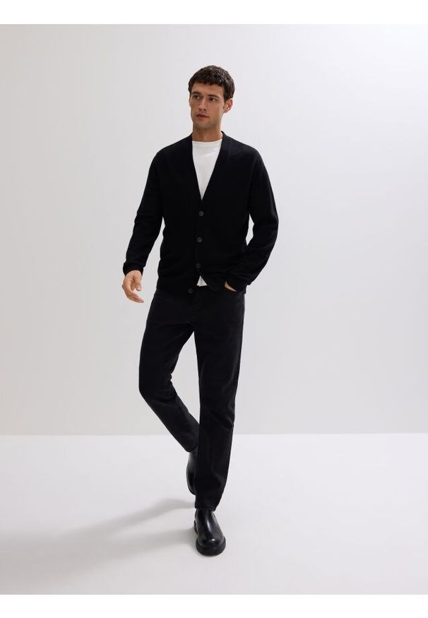 Reserved - Kardigan z wełny merino - czarny. Kolor: czarny. Materiał: wełna