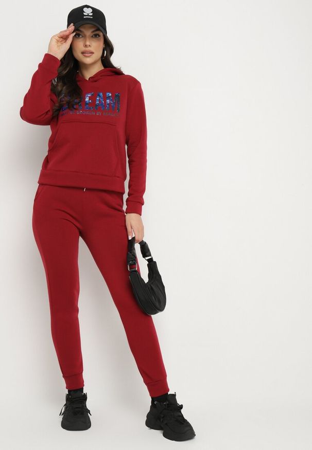 Born2be - Bordowy Ocieplany Komplet Dresowy z Bawełny Joggery i Bluza z Kapturem i Nadrukiem Filola. Kolor: czerwony. Materiał: dresówka, bawełna. Wzór: nadruk