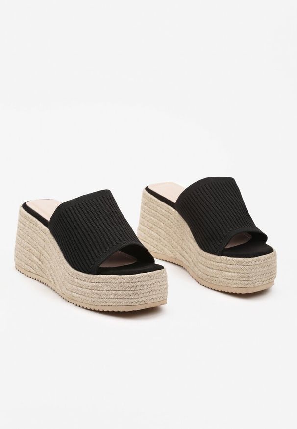 Renee - Czarne Casualowe Klapki w Stylu Boho na Koturnie z Plecionką Neltara. Okazja: na co dzień. Nosek buta: otwarty. Kolor: czarny. Sezon: lato. Obcas: na koturnie. Styl: boho, casual. Wysokość obcasa: średni