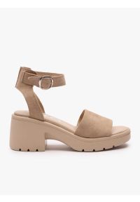 Ryłko - Piaskowe sandały na traperowym spodzie. Nosek buta: okrągły. Zapięcie: pasek. Kolor: beżowy. Materiał: welur, skóra. Sezon: lato. Obcas: na obcasie. Styl: elegancki. Wysokość obcasa: średni #1