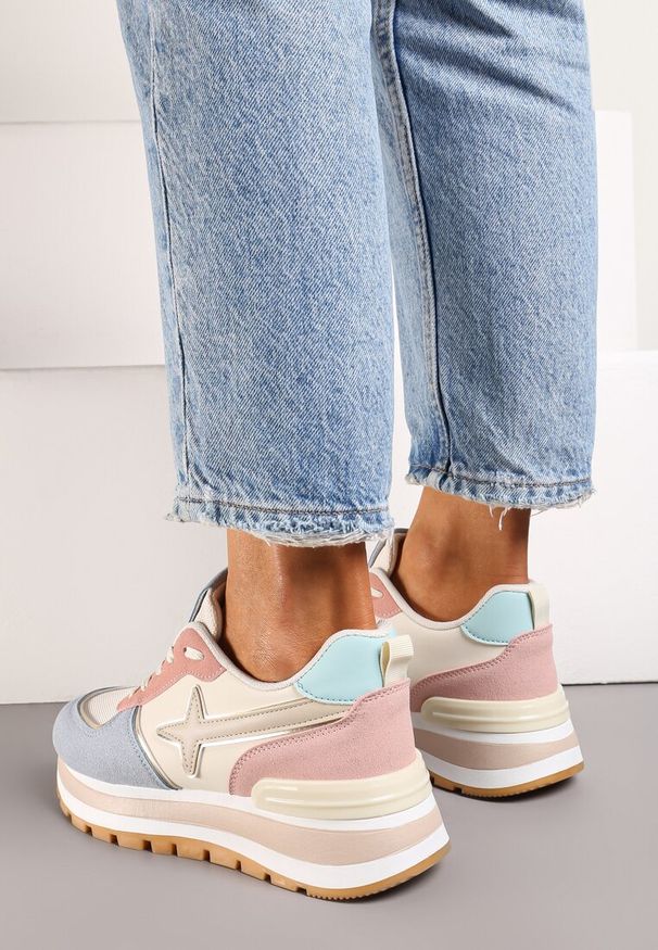 Renee - Niebiesko-Różowe Sneakersy na Niskiej Platformie z Ozdobnymi Wstawkami na Cholewce Suno. Nosek buta: okrągły. Zapięcie: sznurówki. Kolor: beżowy. Materiał: materiał. Szerokość cholewki: normalna. Obcas: na platformie. Wysokość obcasa: niski