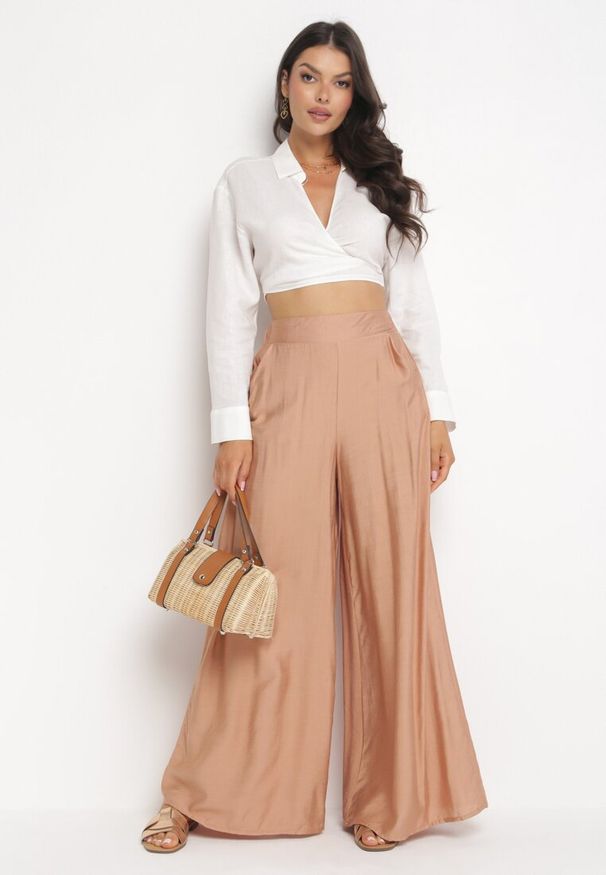 Born2be - Beżowe Szerokie Spodnie z Gumką w Pasie i Kieszeniami przy Biodrach Boulia. Kolor: beżowy