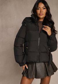 Renee - Czarna Kurtka Puffer z Pikowanymi Przeszyciami i Odpinanym Kapturem Gallerea. Okazja: na co dzień, na spacer. Kolor: czarny. Materiał: zamsz, jeans, poliester, dzianina. Styl: sportowy, casual