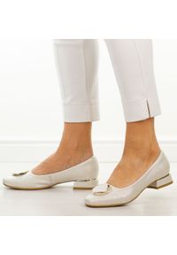 Złote mar Polskie czółenka damskie Suzana 2520. Okazja: na co dzień. Kolor: złoty. Materiał: skóra. Szerokość cholewki: normalna. Sezon: wiosna, lato, jesień. Obcas: na obcasie. Styl: wizytowy, casual, klasyczny, elegancki #1