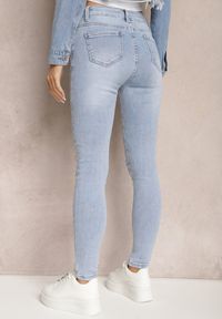 Renee - Jasnoniebieskie Jeansy z Elastycznego Denimu Ozdobione Przetarciami Dapia. Kolor: niebieski. Wzór: aplikacja #3