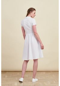Marie Zélie - Sukienka Polo marszczona biała krótki rękaw. Okazja: do pracy, na co dzień. Typ kołnierza: polo. Kolor: biały. Materiał: bawełna, dzianina, materiał. Długość rękawa: krótki rękaw. Typ sukienki: proste, sportowe. Styl: wakacyjny, sportowy, klasyczny, casual #3