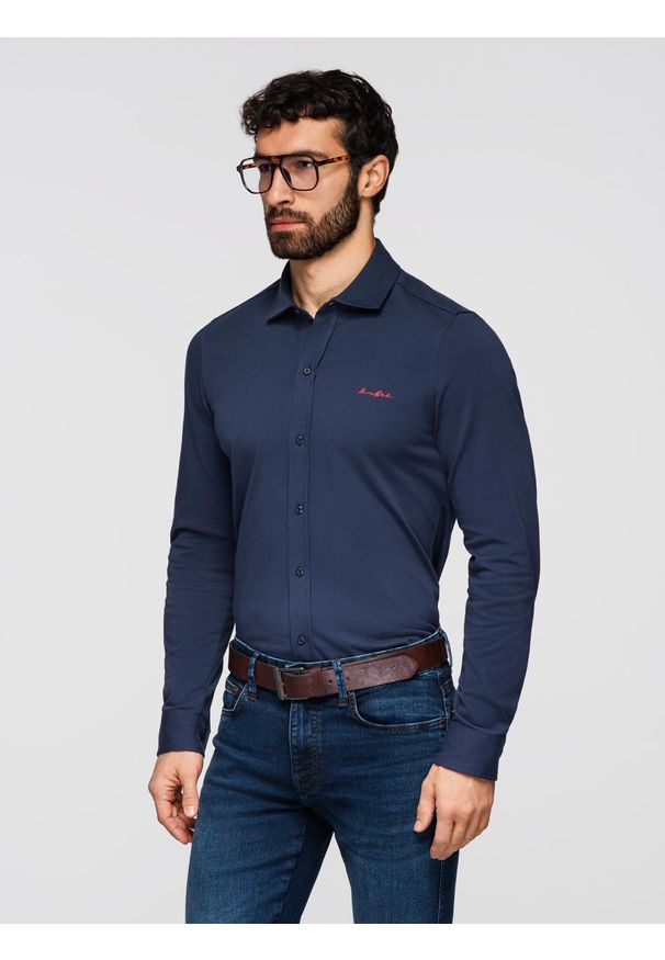 Ombre Clothing - Męska bawełniana koszula REGULAR z kontrastowym haftem - granatowa V2 - Rozmiar: M. Okazja: na co dzień, na spotkanie biznesowe. Kolor: niebieski. Materiał: bawełna. Długość rękawa: długi rękaw. Długość: długie. Wzór: haft. Styl: klasyczny, casual, biznesowy