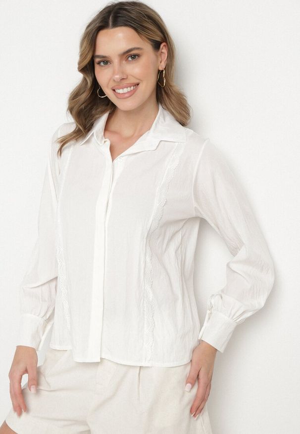 Born2be - Biała Koszula z Wiskozą i Koronkowymi Wstawkami Tenaraia. Okazja: na co dzień. Kolor: biały. Materiał: wiskoza, koronka. Styl: casual, klasyczny, elegancki