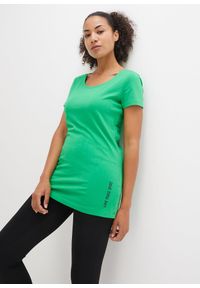 bonprix - Długi shirt z napisem (2 szt.). Kolor: zielony. Długość: długie. Wzór: napisy. Styl: sportowy #1