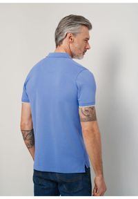 Ochnik - Niebieska koszulka polo męska. Typ kołnierza: polo. Kolor: niebieski. Materiał: bawełna. Długość rękawa: krótki rękaw. Długość: krótkie