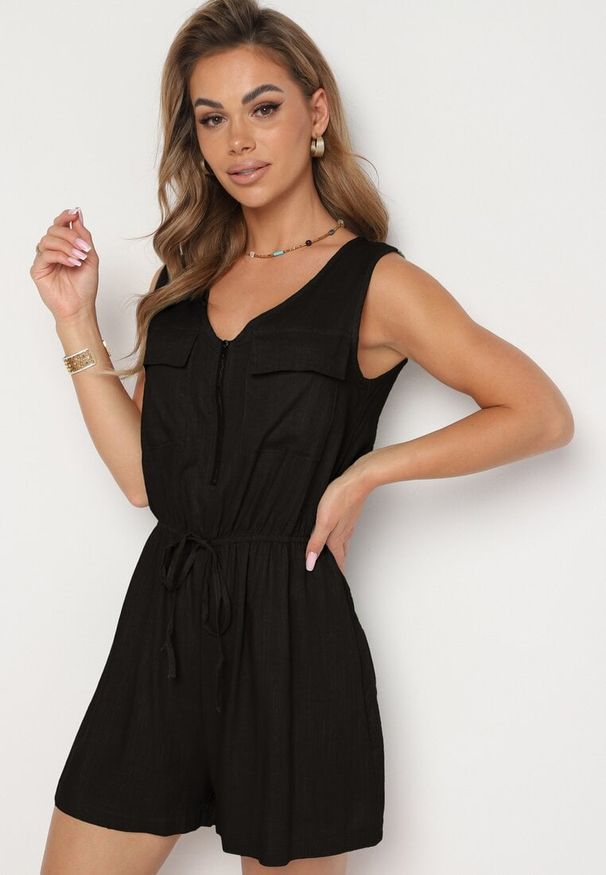Born2be - Czarny Taliowany Bawełniany Kombinezon z Gumką w Pasie Zapinany na Suwak Tennea. Okazja: do pracy. Kolor: czarny. Materiał: bawełna. Długość: krótkie. Styl: elegancki, klasyczny