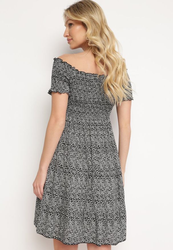 Born2be - Czarna Bawełniana Sukienka Typu Hiszpanka z Górą Marszczoną Gumkami z Falbanką Herira. Okazja: na co dzień, na spacer. Typ kołnierza: dekolt hiszpanka. Kolor: czarny. Materiał: bawełna. Długość rękawa: krótki rękaw. Typ sukienki: dopasowane, proste. Styl: klasyczny, casual