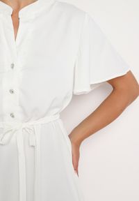 Born2be - Biała Sukienka Trapezowa z Koszulową Górą i Materiałowym Paskiem w Talii Vikiiona. Okazja: na spotkanie biznesowe. Typ kołnierza: dekolt w kształcie V. Kolor: biały. Materiał: materiał. Długość rękawa: krótki rękaw. Typ sukienki: koszulowe, trapezowe. Styl: biznesowy #3