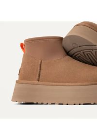 Ugg - Buty zimowe damskie UGG W Classic Mini Dipper Boot. Kolor: beżowy. Sezon: zima