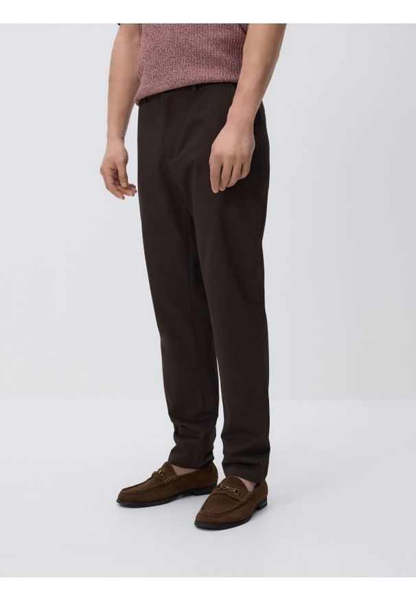 Reserved - Spodnie chino slim fit - ciemnobrązowy. Kolor: brązowy. Materiał: tkanina, bawełna