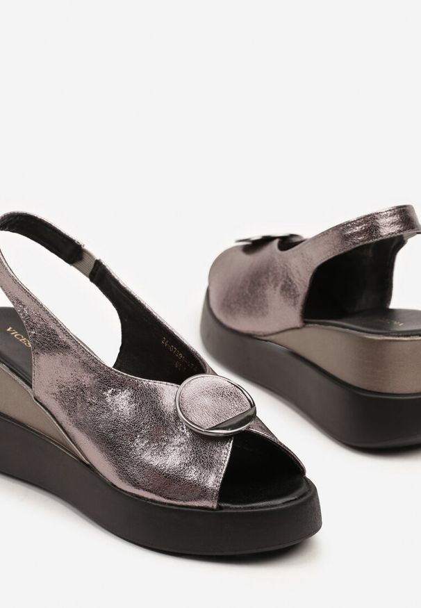 Born2be - Srebrne Sandały na Koturnie Vices Ozdobione Aplikacją Atenella. Okazja: na co dzień, do pracy. Kolor: srebrny. Wzór: aplikacja. Obcas: na koturnie. Styl: klasyczny, casual