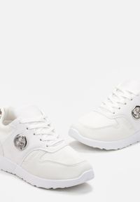 Renee - Białe Sneakersy Ozdobione Metalicznymi Wstawkami Dabriele. Nosek buta: okrągły. Zapięcie: sznurówki. Kolor: biały. Materiał: materiał. Wzór: aplikacja. Obcas: na obcasie. Wysokość obcasa: niski