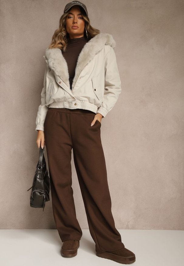 Renee - Jasnobeżowa Kurtka o Kroju Bomberki z Kapturem i Futerkiem Rafenea. Okazja: na co dzień. Typ kołnierza: kaptur. Kolor: beżowy. Materiał: futro. Styl: klasyczny, casual