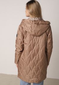 Born2be - Jasnobrązowa Pikowana Kurtka Przejściowa Parka z Kapturem o Długim Kroju z Ozdobą Isaline. Okazja: na co dzień. Typ kołnierza: kaptur. Kolor: brązowy. Materiał: poliester, dresówka. Długość: długie. Wzór: aplikacja. Styl: casual, klasyczny #5
