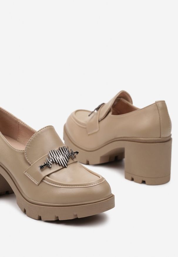 Born2be - Beżowe Półbuty ze Skórzaną Wkładką na Słupku i Platformie z Metaliczną Ozdobą Ivitellia. Nosek buta: okrągły. Kolor: beżowy. Materiał: skóra. Szerokość cholewki: normalna. Wzór: aplikacja. Obcas: na platformie. Styl: elegancki