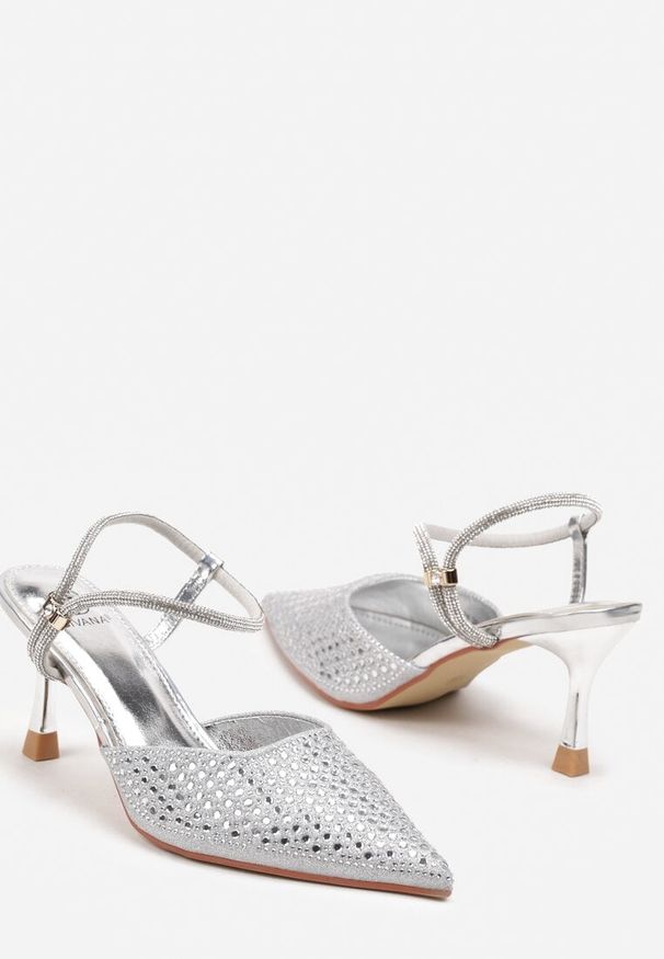 Born2be - Srebrne Sandały na Niewysokiej Szpilce z Noskiem w Szpic z Cyrkoniami Dimelle. Okazja: na co dzień. Nosek buta: szpiczasty. Kolor: srebrny. Materiał: jedwab, len. Wzór: aplikacja. Styl: elegancki, casual, wizytowy