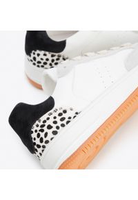 Wittchen - Damskie sneakersy skórzane ze wstawką z motywem zwierzęcym biało-czarne. Nosek buta: okrągły. Kolor: biały, wielokolorowy, czarny. Materiał: skóra. Wzór: motyw zwierzęcy. Obcas: na platformie. Sport: turystyka piesza #2