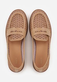 Renee - Ciemnobeżowe Siateczkowe Mokasyny VICES Zdobione Plecionką Aridenah. Okazja: na spacer. Kolor: beżowy. Materiał: len. Wzór: aplikacja. Sezon: wiosna, lato. Styl: elegancki #2