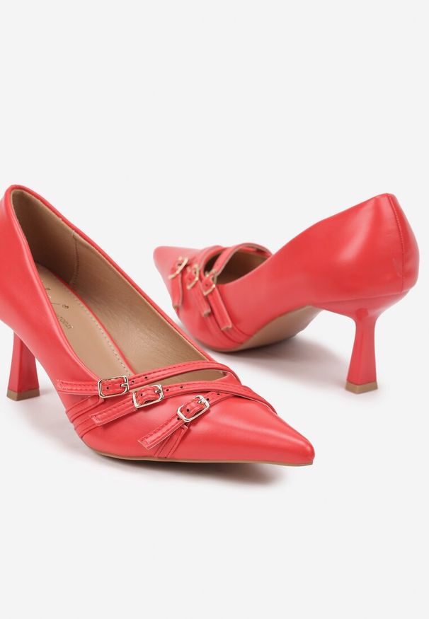 Renee - Czerwone Czółenka na Obcasie Stiletto z Ozdobnymi Sprzączkami Arstelora. Okazja: na spotkanie biznesowe. Nosek buta: szpiczasty. Zapięcie: sprzączka. Kolor: czerwony. Wzór: aplikacja. Obcas: na obcasie. Styl: wizytowy, biznesowy, elegancki. Wysokość obcasa: średni
