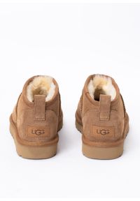 Ugg - Buty zimowe damskie UGG W Classic Ultra Mini (1116109-CHE). Okazja: na co dzień, na spacer. Wysokość cholewki: przed kostkę. Kolor: brązowy. Materiał: wełna, zamsz, jeans, materiał. Szerokość cholewki: normalna. Sezon: zima. Styl: klasyczny, casual, elegancki #3
