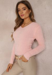 Renee - Jasnoróżowy Sweter Wełniany Aegiopis. Okazja: na co dzień. Typ kołnierza: dekolt w kształcie V. Kolekcja: plus size. Kolor: różowy. Materiał: wełna. Styl: klasyczny, wizytowy, casual, elegancki