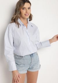 Born2be - Niebieska Bawełniana Koszula Oversize w Prążki Zdobiona Metaliczną Nicią Paserella. Okazja: na co dzień. Typ kołnierza: kołnierzyk klasyczny. Kolor: niebieski. Materiał: bawełna. Długość rękawa: długi rękaw. Długość: długie. Wzór: aplikacja, prążki. Styl: klasyczny, elegancki, casual #7