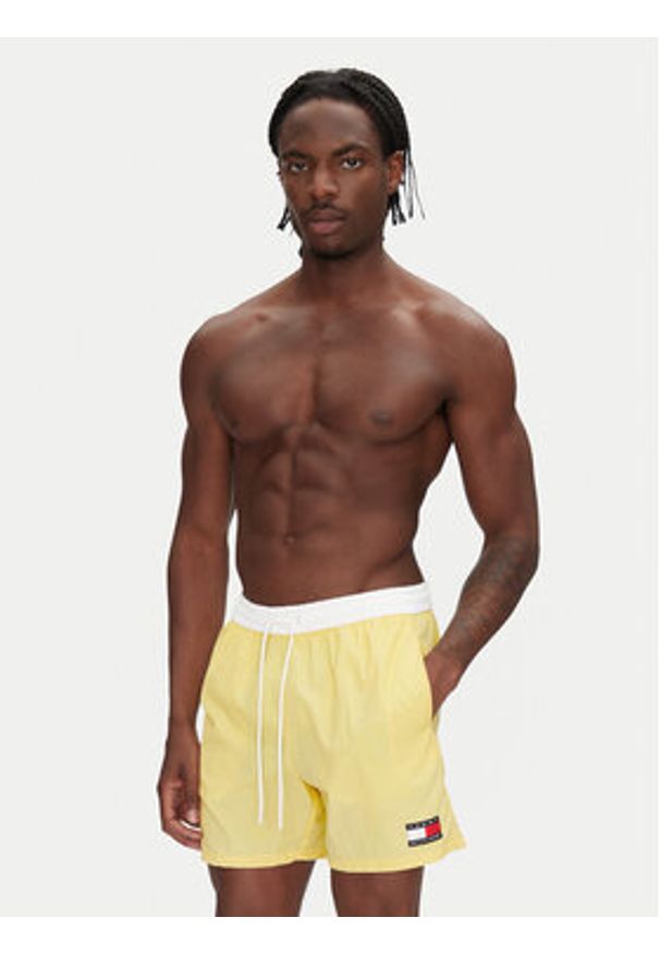 TOMMY HILFIGER - Tommy Hilfiger Szorty kąpielowe UM0UM03455 Żółty Regular Fit. Kolor: żółty. Materiał: syntetyk