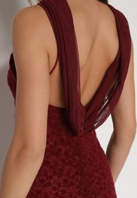 Born2be - Bordowa Asymetryczna Sukienka z Falbaną Nawedina. Kolor: czerwony. Materiał: poliester. Typ sukienki: asymetryczne #6