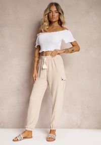 Renee - Beżowe Spodnie Cargo High Waist Wykończone Gumką w Pasie Nellindra. Okazja: na co dzień. Stan: podwyższony. Kolor: beżowy. Materiał: jedwab. Styl: klasyczny, elegancki, casual